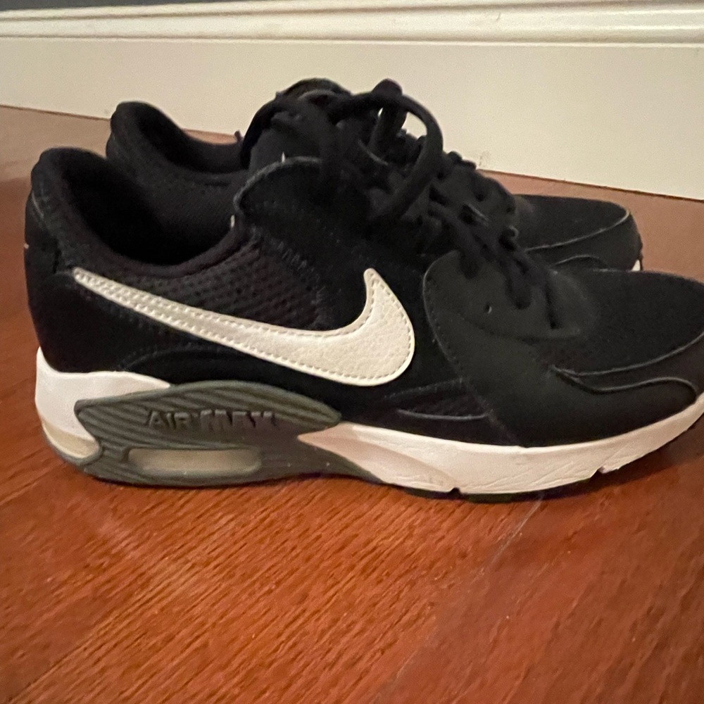 Women’s Black/White Nike Air Max Size 8.5